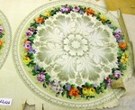Deckentapete mit Akanthusrosette en grisaille umgeben von buntem Blumenkranz