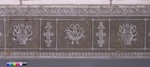 Sockeltapete mit Füllhörnern, Lyren und Eierstabornament