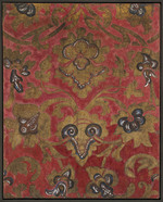 Goldledertapete mit Phantasieblüten auf rotem Flock