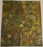 Goldledertapete mit Blumenrocaille